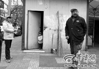 由于沒人照看，爸爸媽媽干活時帶著兩歲多的小韓靈  本報記者 董國梁 攝 